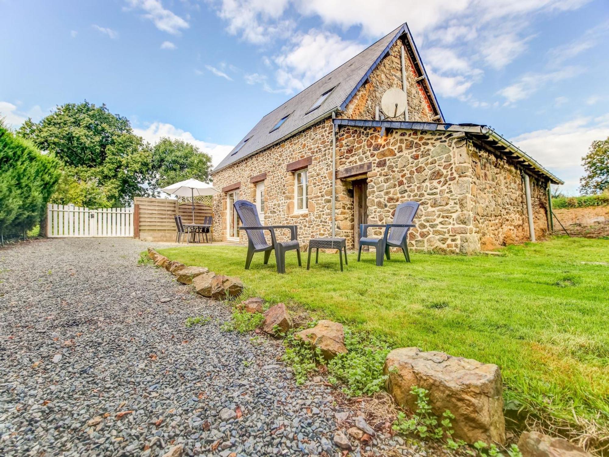 Holiday Home With Garden In Brainville Exterior photo