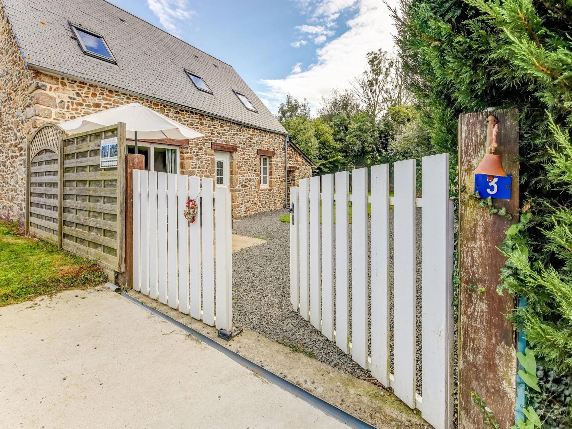 Holiday Home With Garden In Brainville Exterior photo