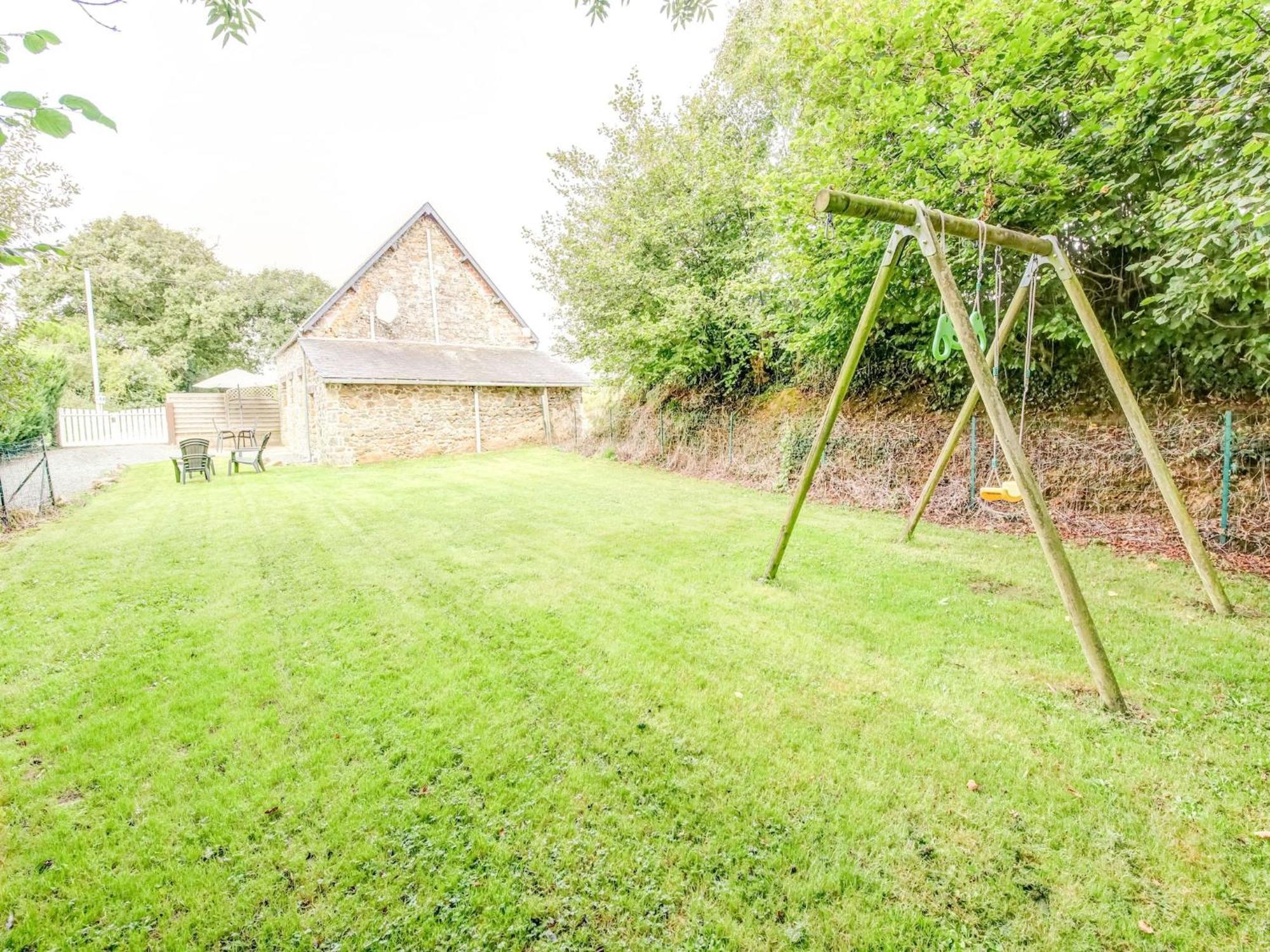 Holiday Home With Garden In Brainville Exterior photo